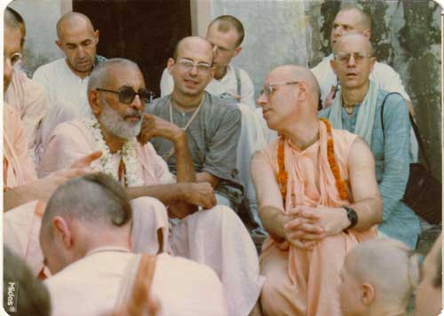 Narayana Maharaja goes to Delhi